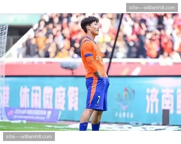 谢文能蹬踏犯规直红下场，山东泰山少打一人雪上加霜